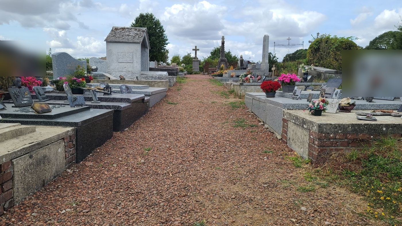 Allée fleurie du cimetière